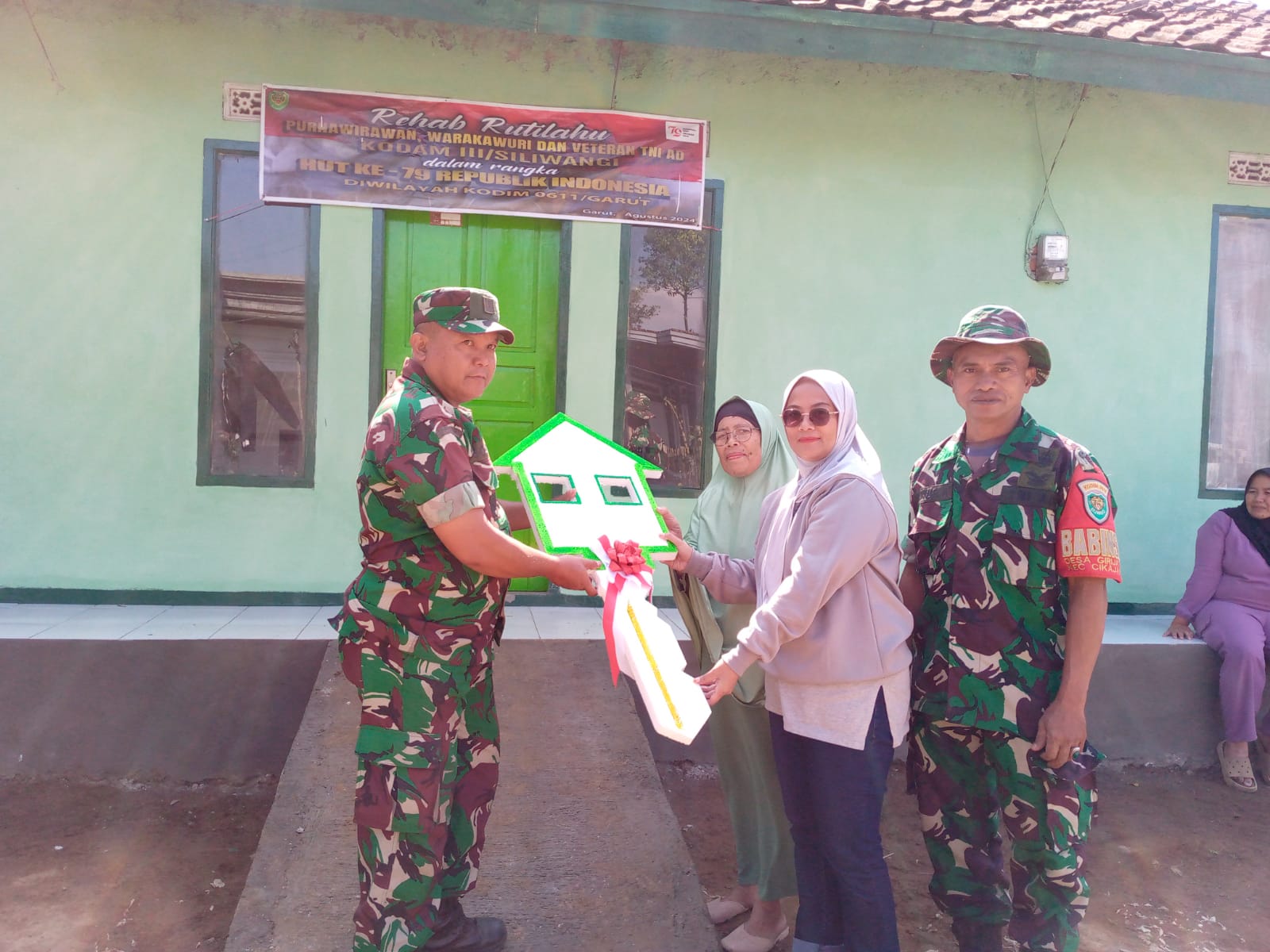 Kodam III/Siliwangi Berbagi Kebahagiaan dengan Warakawuri Lewat Rehab Rutilahu di Wilayah Koramil 1116/Cikajang
