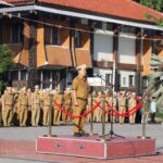 Penjabat Bupati Garut Serahkan Beragam Penghargaan di Apel Gabungan