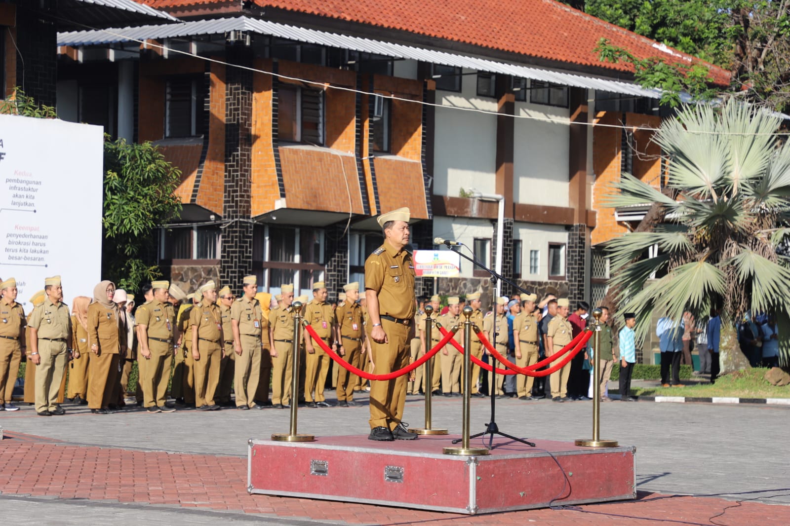 Penjabat Bupati Garut Serahkan Beragam Penghargaan di Apel Gabungan