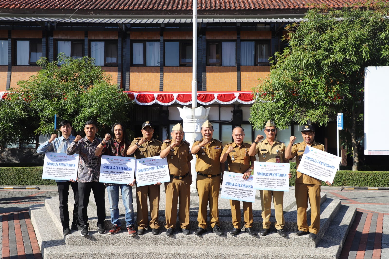 Penjabat Bupati Garut Serahkan Beragam Penghargaan di Apel Gabungan1