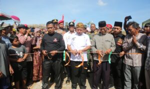 Bupati Dawam Resmikan Jembatan Penghubung Desa Sidodadi dan Giriklopomulyo