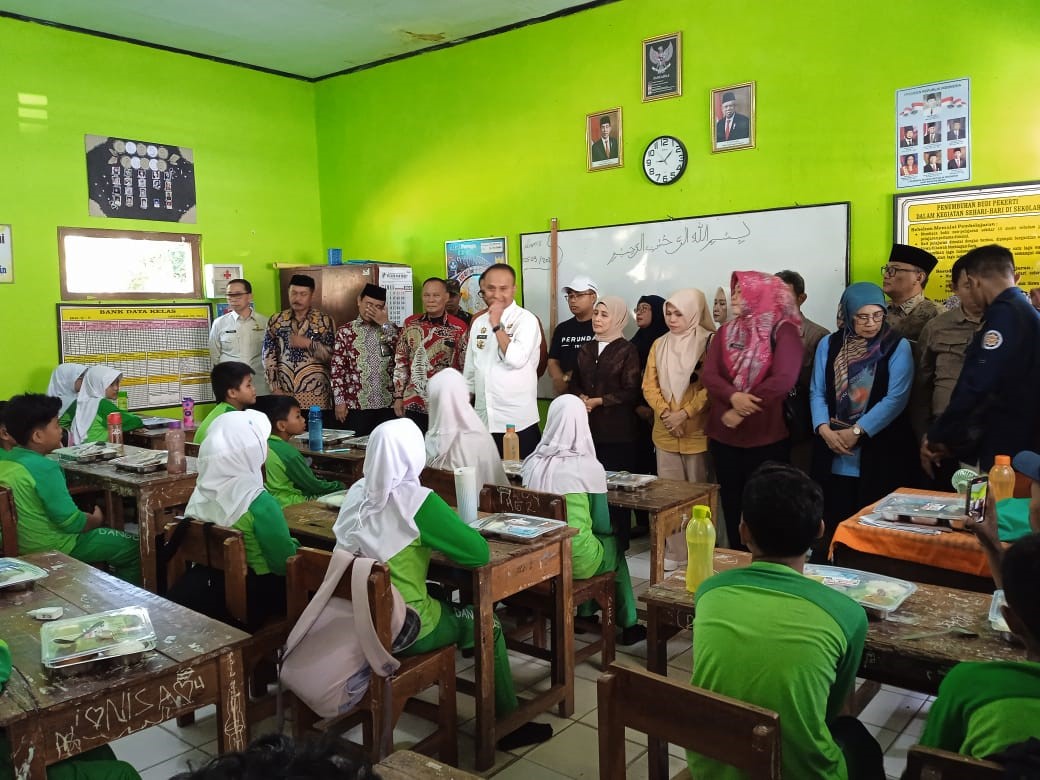 PJ Bupati Subang Inisiasi Launching Simulasi Makan Sehat & Bergizi di SDN 1 Dangdeur