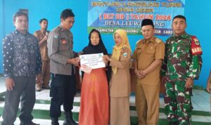 Pemdes Leuwigoong Realisasikan BLT DD Kepada 26 KPM Lansia Pemdes Leuwigoong Realisasikan BLT DD Kepada 26 KPM Lansia
