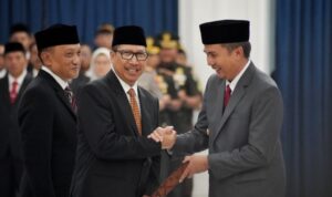 Penjabat Gubernur Jawa Barat Kukuhkan Dedy Taufik Kurohman Jadi Pjs. Bupati Kabupaten Indramayu