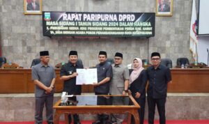 Pj Bupati Garut Hadiri Rapat Paripurna DPRD Bahas Propemperda 2024 Pj Bupati Garut Hadiri Rapat Paripurna DPRD Bahas Propemperda 2024