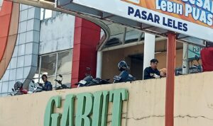 Kibarkan Bendera Merah Putih Sobek, Kepala UPTD Pasar Ber SNI Leles Diduga Langgar Undang-Undang