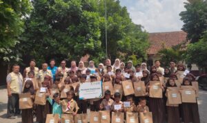 PLN Berkolaborasi Bersama YBM UP3 Garut Salurkan Paket Perlengkapan Sekolah Kepada Siswa/i Berprestasi di SDN Cimanganten 1, Dalam Rangka Peringati Hari Listrik Nasional Dan Hari Sumpah Pemuda Tahun 2024
