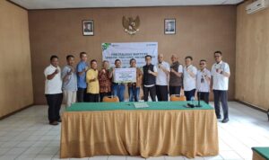 Perhutani Garut Serahkan Bantuan TJSL Non-PUMK kepada Penshutindo Perhutani Garut Serahkan Bantuan TJSL Non-PUMK kepada Penshutindo
