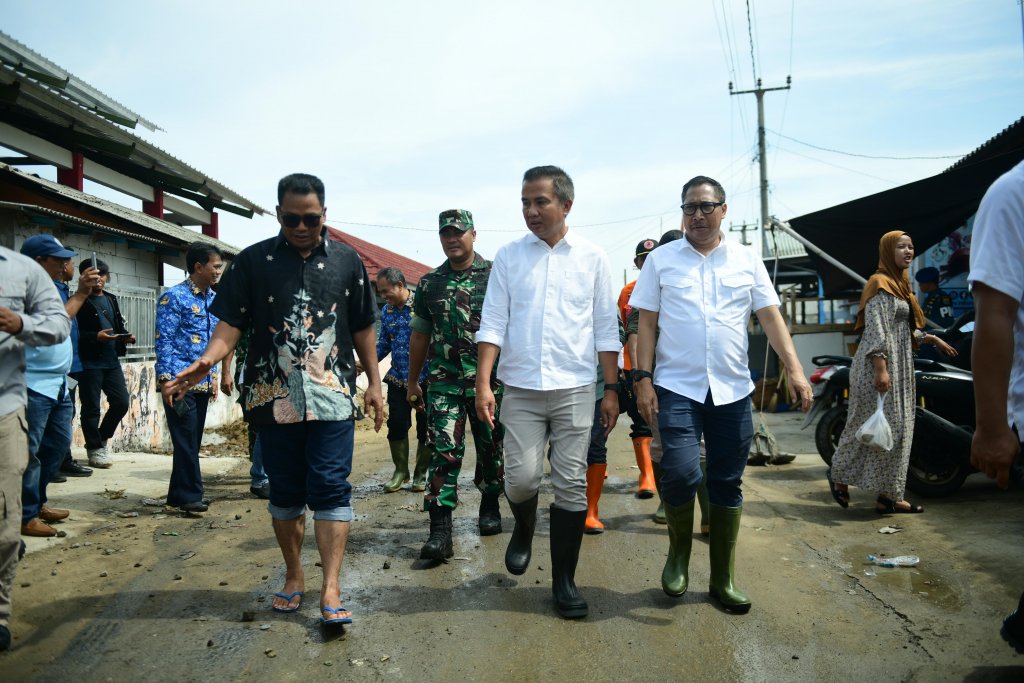 Pj. Gubernur Jawa Barat Tinjau Langsung Dampak Rob di Eretan Wetan