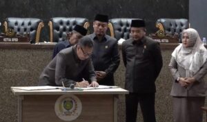 Pjs. Bupati dan DPRD Setujui Raperda APBD Indramayu TA 2025