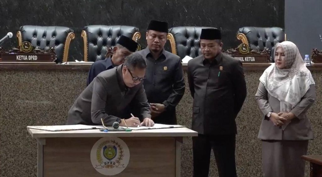 Pjs. Bupati dan DPRD Setujui Raperda APBD Indramayu TA 2025