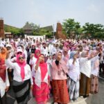 Ribuan ASN Pemkab Indramayu Ikuti Pemecahan Rekor MURI Pemakaian Sarung Tenun Terbanyak