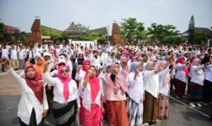 Ribuan ASN Pemkab Indramayu Ikuti Pemecahan Rekor MURI Pemakaian Sarung Tenun Terbanyak