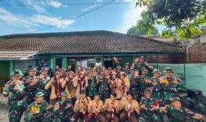 Danramil 1110/Banyuresmi Kodim 0611/Garut Bersama Siswa Diktukpasus TNI AD TA 2024 Laksanakan Karya Bhakti Bersihkan Saluran Irigasi