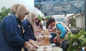 Food Truck PLN Hadir Ringankan Beban Pengungsi Desa Sukamaju