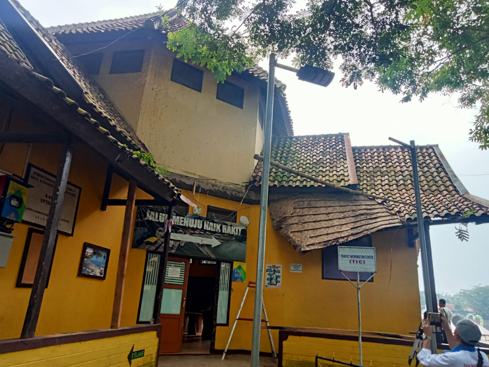 Intensitas Hujan Lebat Akibatkan Ambruknya Atap Kantor UPT Situ Cangkuang