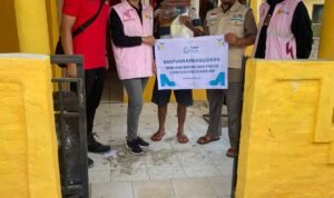 PLN Jabar Salurkan Bantuan Hygiene Kit di Lokasi Terdampak Banjir Pelabuhan Ratu Sukabumi