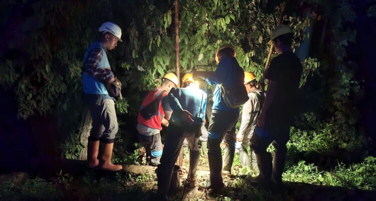 Tak Kenal Waktu, Petugas PLN UID Jabar Hadirkan Terang di Tengah Bencana Cianjur