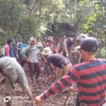 Gotong Royong Bersihkan Akses Jalan Desa Akibat Longsor Pasca Hujan Libatkan 165 Warga Masyarakat