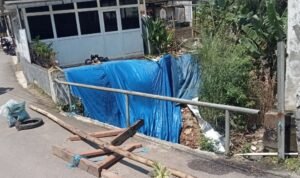 Warga Diminta Hati-Hati Lewati Jembatan Desa Padalarang Yang Rusak Parah & Nyaris Ambruk