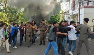 Aksi Unjuk Rasa Mahasiswa PMII Di Kantor Bupati Polman Sempat Ricuh