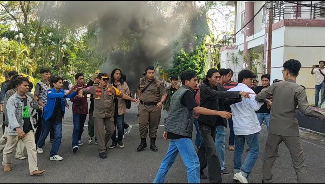 Aksi Unjuk Rasa Mahasiswa PMII Di Kantor Bupati Polman Sempat Ricuh