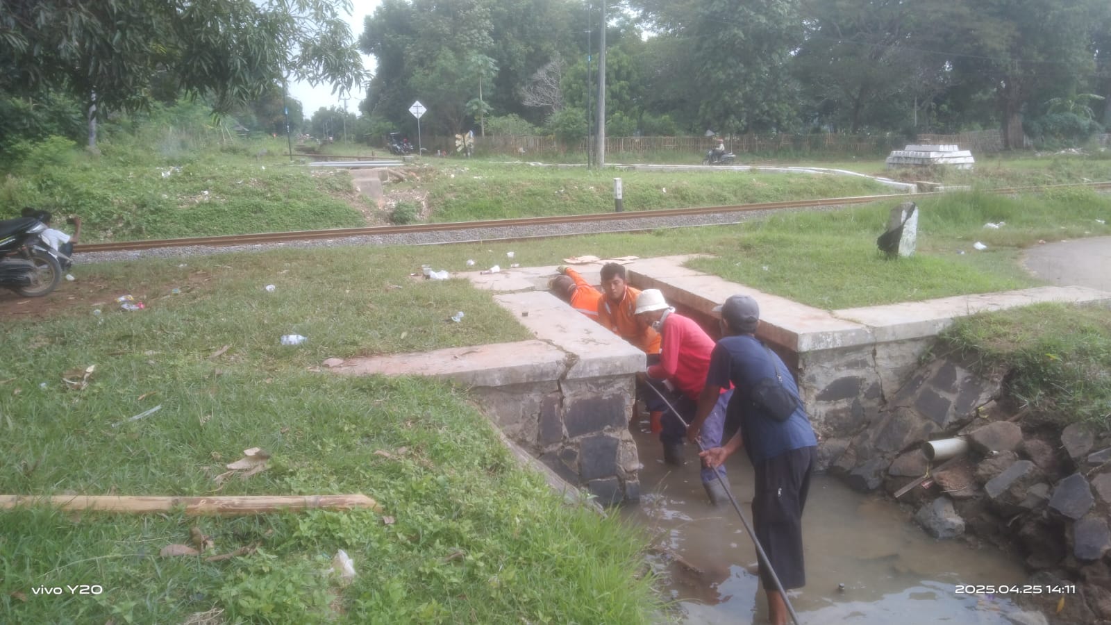 Pemdes Jati Bersama Warga, PJT Dan PT KAI Pagaden Berhasil Normalkan Saluran Irigasi Untuk Pertanian
