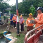 Peringati Hari RA Kartini, Emak-Emak Rempong Legonkulon Gotong Royong Bangun Bak Sampah
