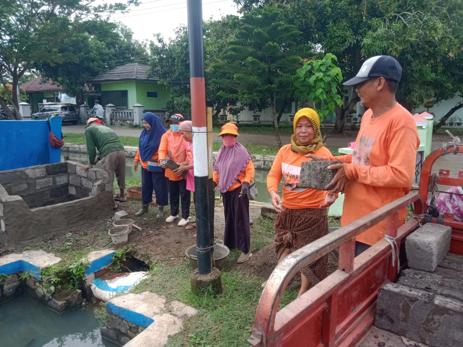 Peringati Hari RA Kartini, Emak-Emak Rempong Legonkulon Gotong Royong Bangun Bak Sampah