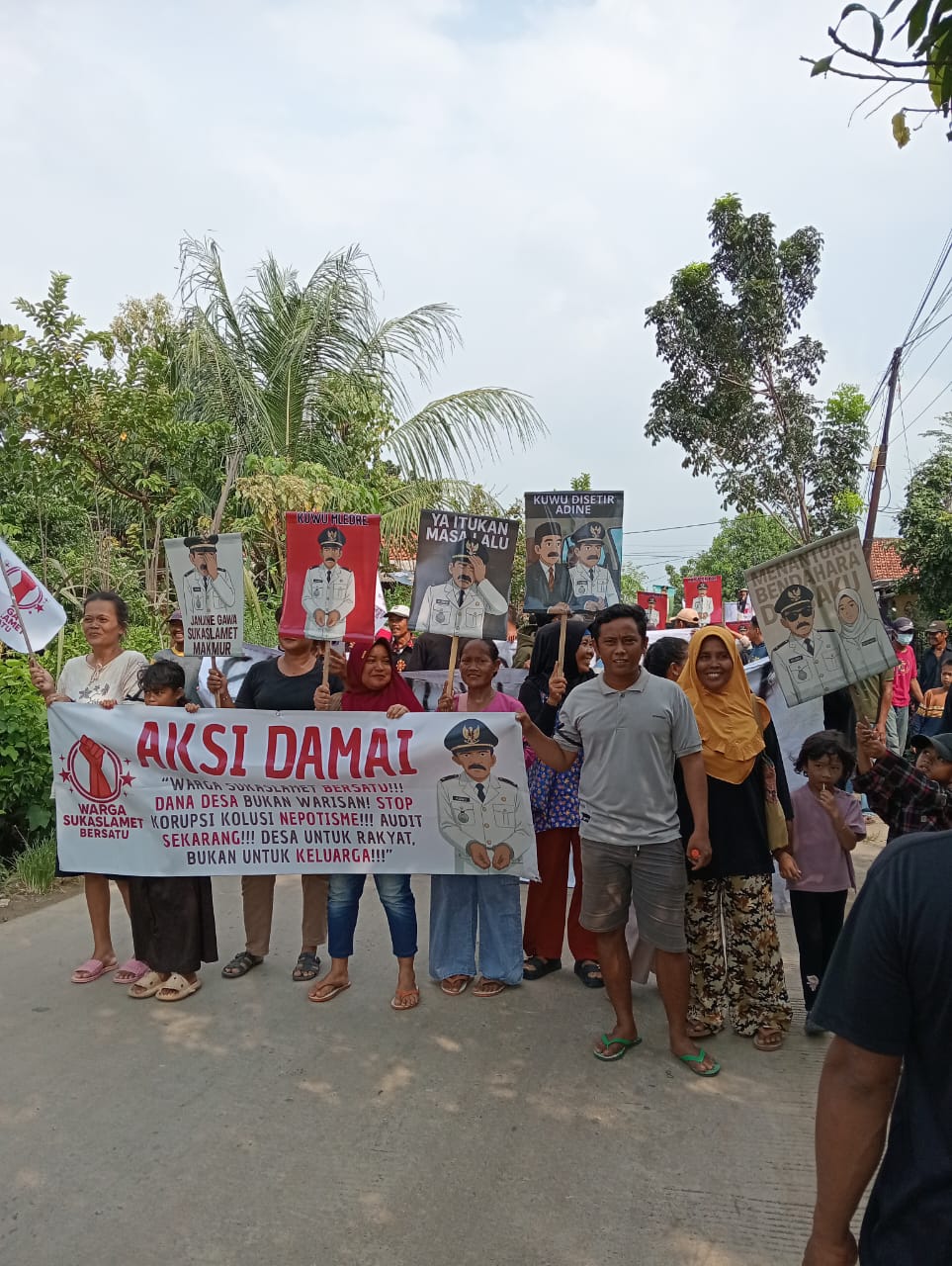 Diduga Lakukan KKN, Kades Sukaslamet Didemo Ratusan Warganya