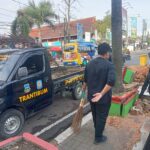 Forkopimcam Tarogong Kaler Gotong Royong Bersihkan Puing-Puing Pohon Tumbang