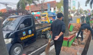Forkopimcam Tarogong Kaler Gotong Royong Bersihkan Puing-Puing Pohon Tumbang