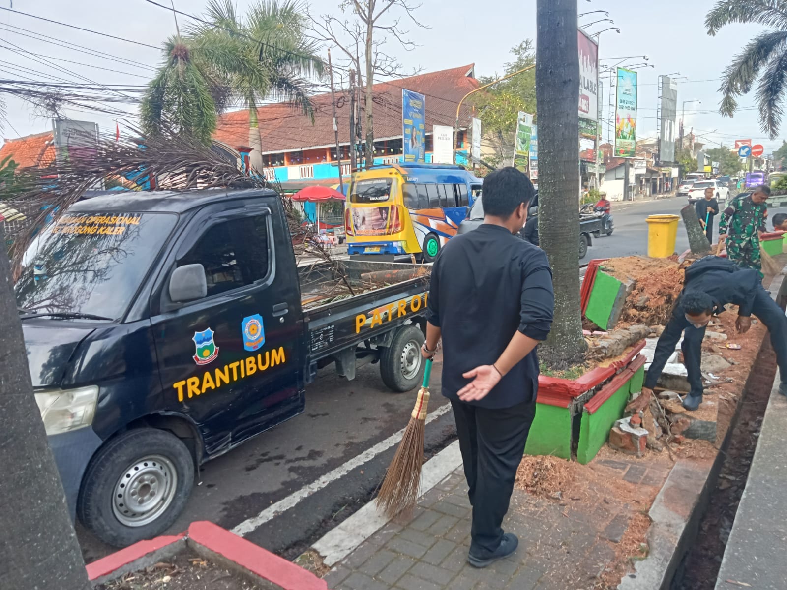 Forkopimcam Tarogong Kaler Gotong Royong Bersihkan Puing-Puing Pohon Tumbang