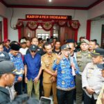 Ratusan Warga Padati Kantor Desa Sukaslamet Didampingi Wabup Indramayu dan Akhirnya Kades Sukaslamet Menyerah