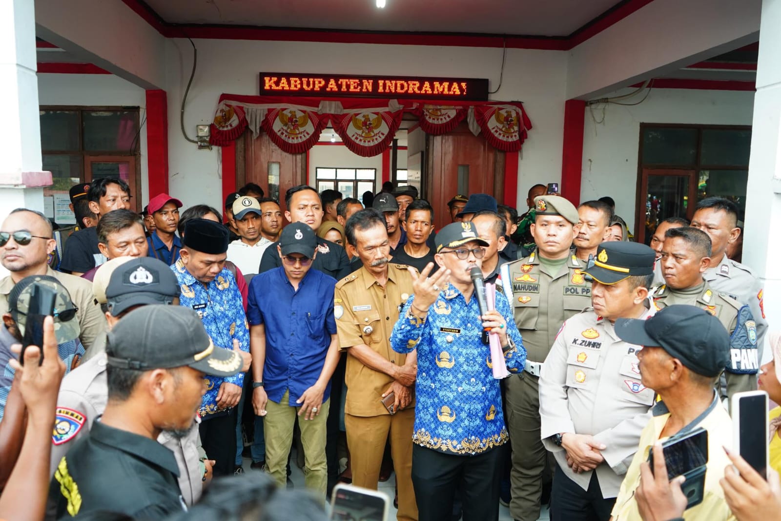 Ratusan Warga Padati Kantor Desa Sukaslamet Didampingi Wabup Indramayu dan Akhirnya Kades Sukaslamet Menyerah