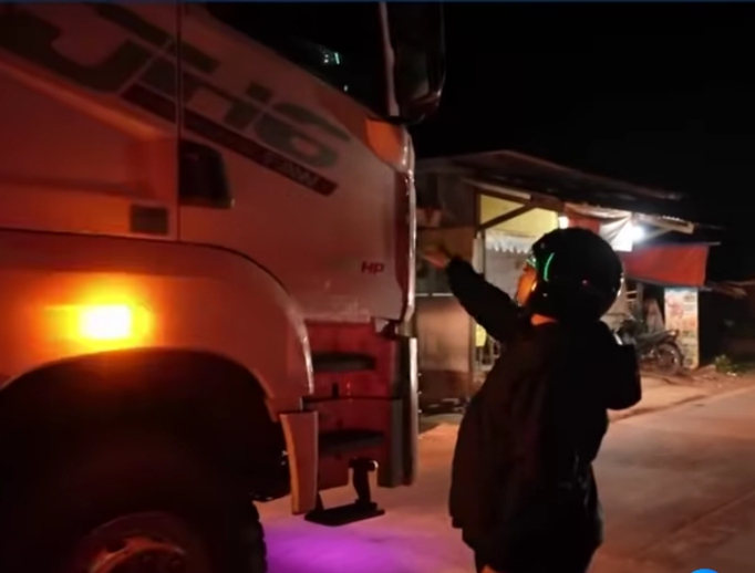 Bupati Subang Turun Langsung Stop Truk-Truk Bikin Macet & Ancam Cabut Izin Operasinya