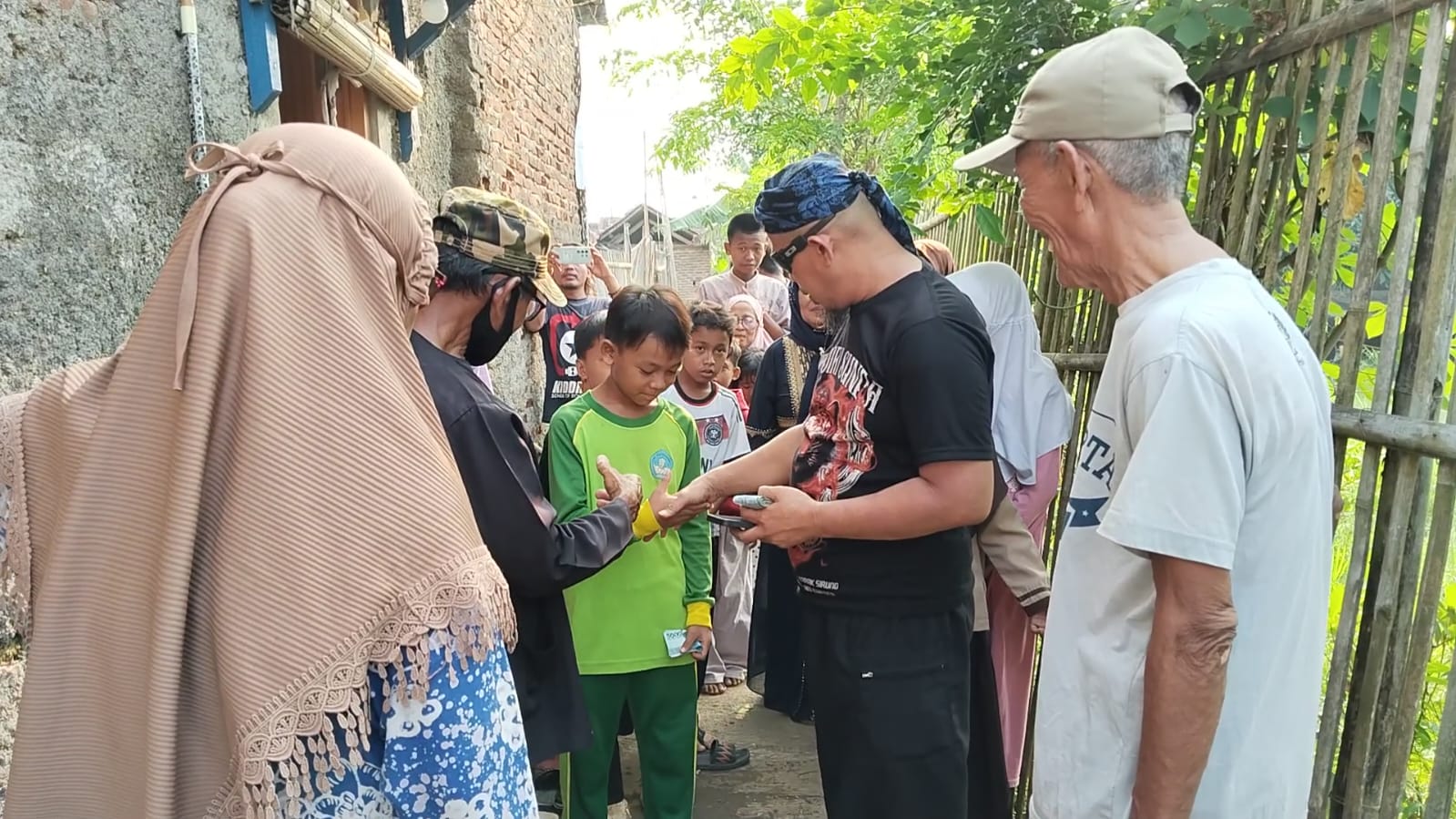 Santuni Anak Yatim, Abah Betmen Siap Tampung Anak Yatim-Dhuafa Putus Sekolah