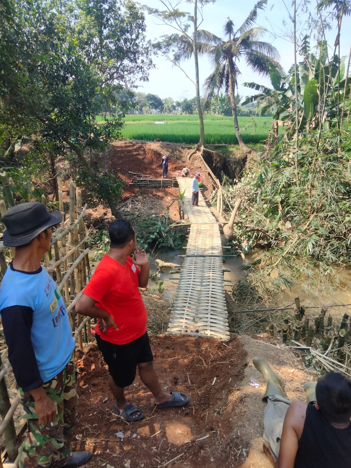 Warga Blok Dangdeur Bergotong-Royong Bangun Jembatan Darurat Dari Bambu