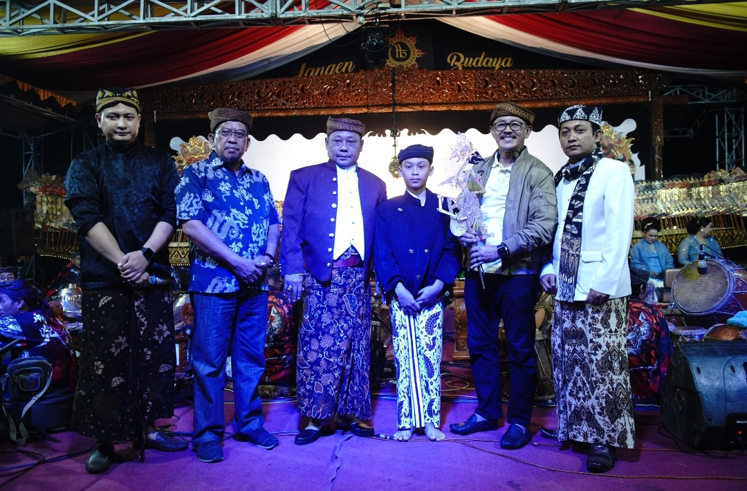 Pagelaran Wayang di Alun-Alun Indramayu, Disambut Antusias Warga