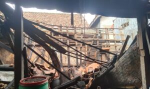 Mak Kineung Nyaris Tertimbun Reruntuhan Rumah Tidak Layak Huni Miliknya Yang Ambruk Diguyur Hujan Deras